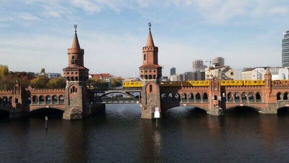 无人机拍摄的火车穿过柏林市中心著名的Oberbaumbruecke桥