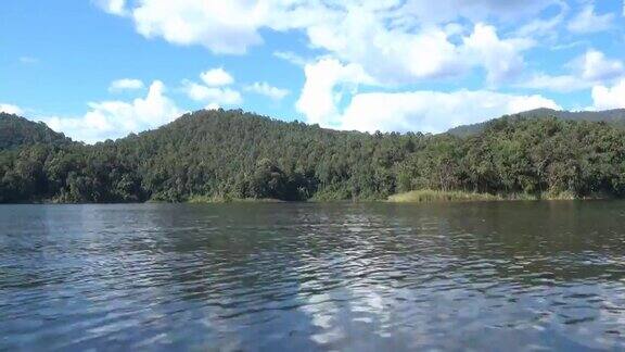 4K:在泰国沿河游船上欣赏山、河、蓝天