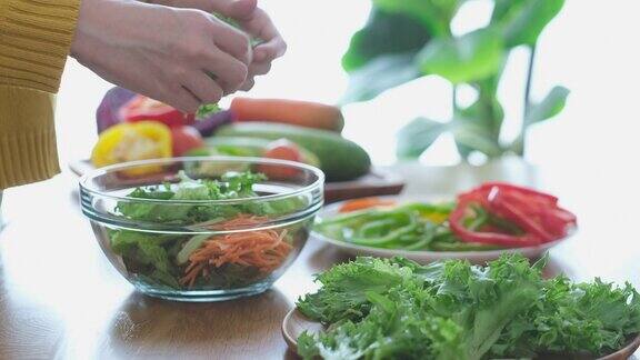 特写的节食女性的手准备沙拉有机素食美味的家庭厨房