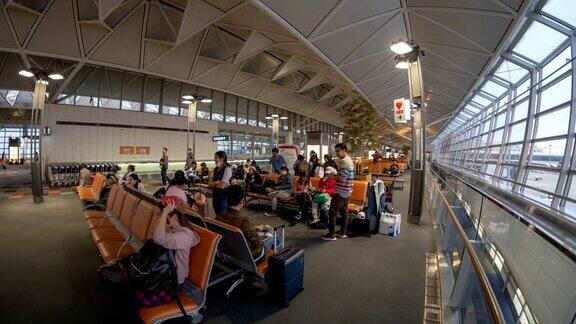 4K游客在机场登机房等待登机的时间