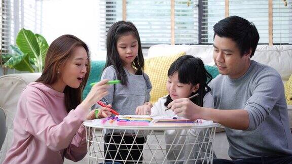亚洲家庭工作艺术与铅笔颜色的桌子在家里在家学习的女学生的家庭人们在家隔离时享受表情呆在家里