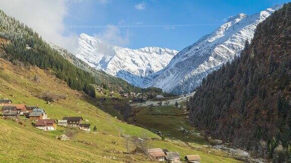 时光流逝初雪在山间雪山景色瑞士阿尔卑斯山SilenenGolzern乌里州