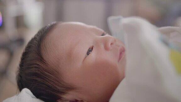 靠近宝宝的脸亚洲妈妈准备给0-1个月的宝宝换尿布
