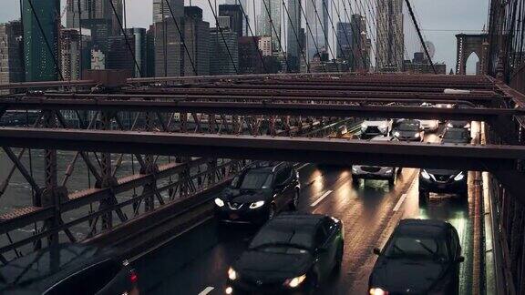 黄昏布鲁克林大桥交通的视图曼哈顿纽约
