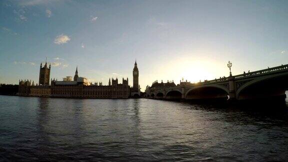 日落时分泰晤士河、波涛、大本钟、国会大厦让人放松