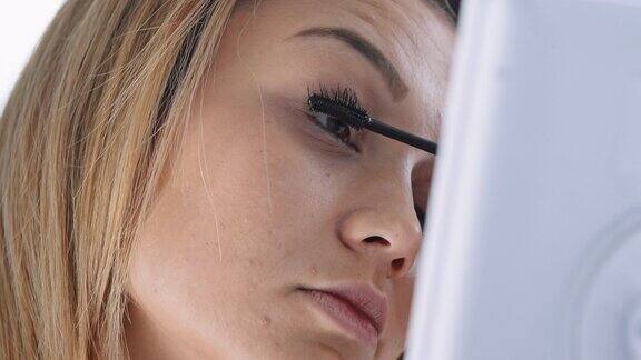 美容护理女人在镜子前化妆