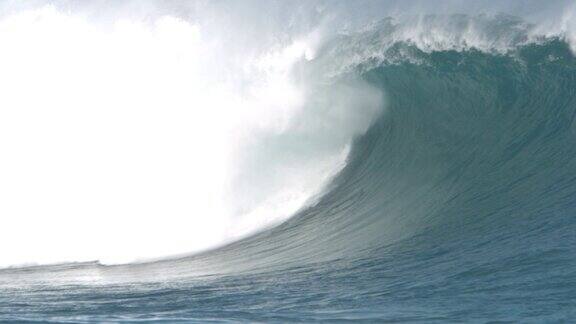 巨大的管状海浪在缓慢的运动