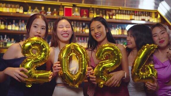 一群亚洲人在餐厅欢度新年