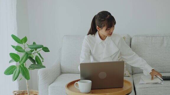 年轻的亚洲Z世代女性在家工作混合的工作场所概念