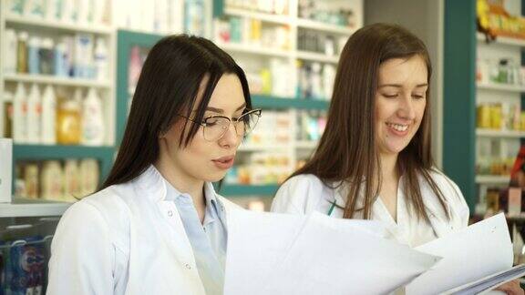 女药剂师有一个伟大的团队让我们再检查一次抗生素清单