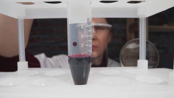 医生转动装有鳞片和血液样本的塑料试管