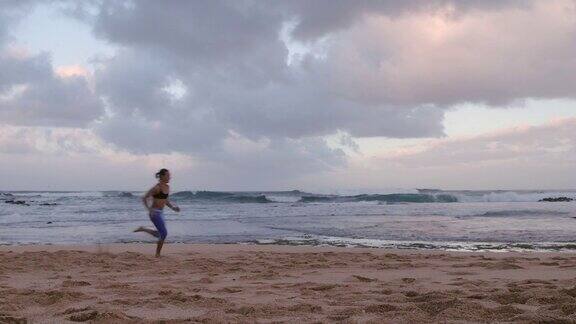 美丽的太平洋岛民在海滩上奔跑