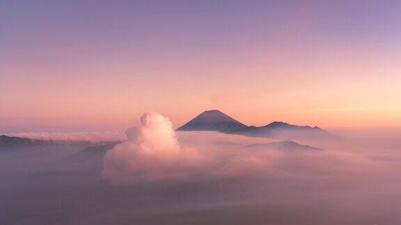 日落云雾和烟雾的喷发覆盖火山