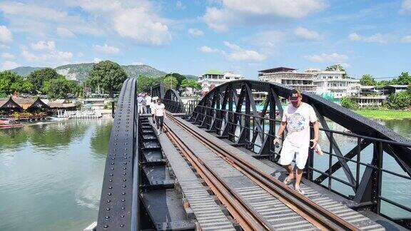 4K时间镜头:泰国桂河大桥上的人们