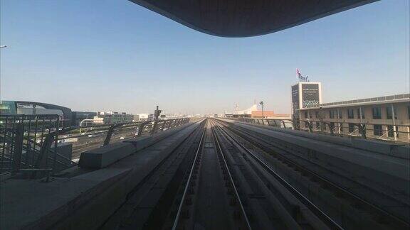 在现代无人驾驶的迪拜高架轨道地铁系统上时光流逝沿着谢赫扎耶德路向前跑
