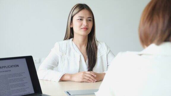 商务亚洲女性在办公室面试申请人求职商业概念