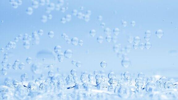 气泡下沉到液体表面另一个在蓝色背景上