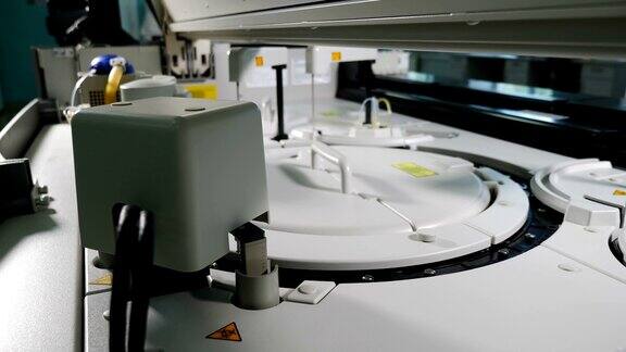 制药制造中的医药设备医疗实验室的医疗专业设备关闭生物医学实验室离心机工作自动生化分析仪4k