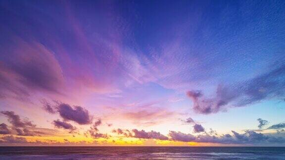 美丽的4K延时壮丽的日落或日出天空在海上景观自然云景海滩天空和云移动滚动的惊人光彩色晚霞延时