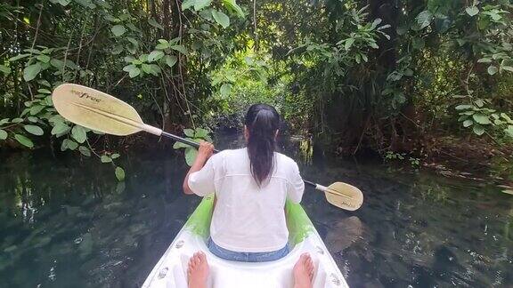 男女在泰国甲米的丛林中划皮艇