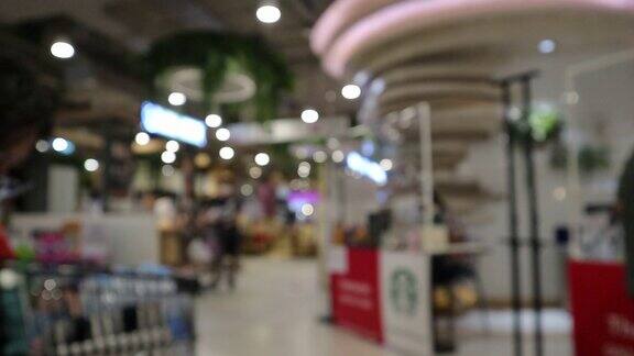 模糊或散焦背景的人们正在超市购物在百货商店泰国曼谷