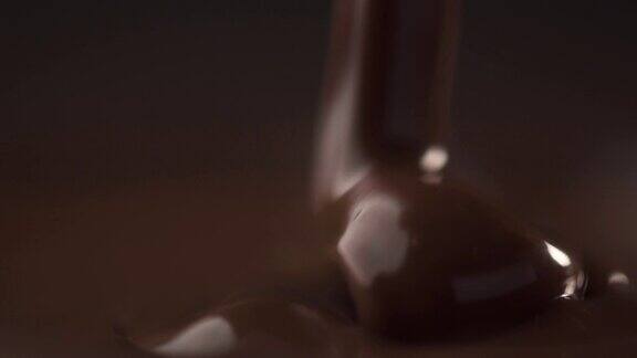 倒入融化的巧克力糖霜的慢动作