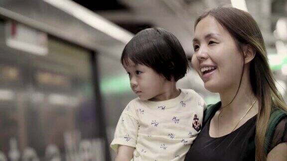 年轻的母女在泰国曼谷等待BTS空中列车
