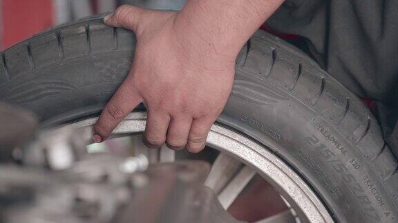 机械师在修理汽车方面有专业知识和技能他们在车库里给合金车轮装上新轮胎后用特殊的机器测试车轮的转速车轮平衡轮胎配件汽车维修及服务综合汽车维修中心