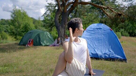 一个年轻人在帐篷里练习瑜伽