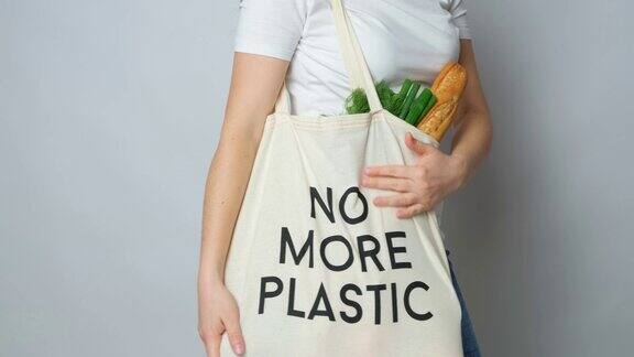 一名妇女拿着一个没有更多塑料的环保购物袋拒绝塑料