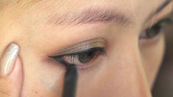 女性使用眼线化妆美容
