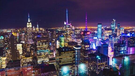 美国纽约曼哈顿的摩天大楼屋顶夜景俯视图