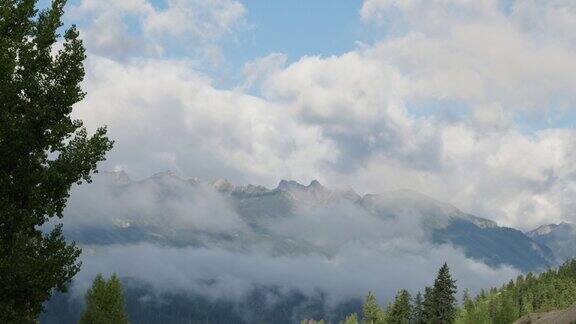 不列颠哥伦比亚省戈尔登山区雾和云的时间流逝