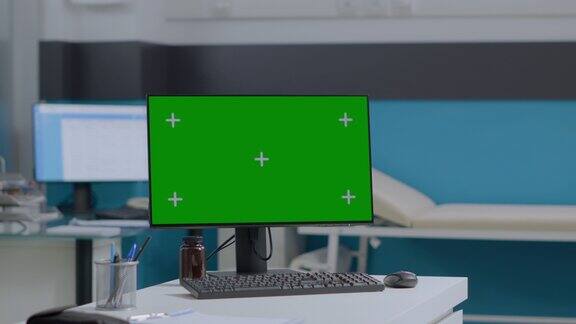 特写模拟绿屏色度键计算机与孤立显示站在桌子上