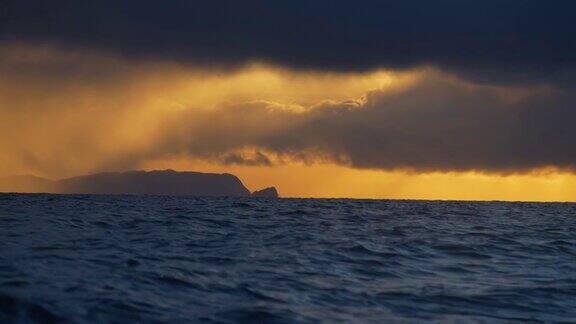 从船上观看波涛汹涌的大海在开阔的海洋上观赏壮丽的日落