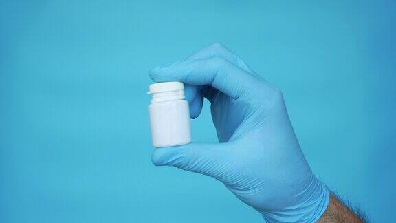 用药物治疗疾病的观念医院里医生手中的药瓶瓶中医药制剂