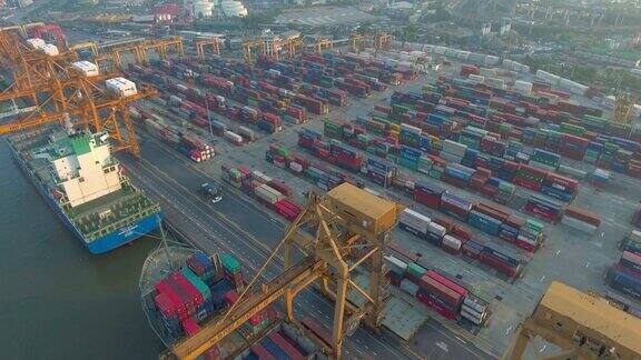 航拍:工业港口和集装箱船