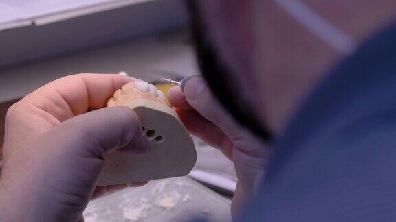 慢动作:牙科技术人员与牙科修复工作-近景
