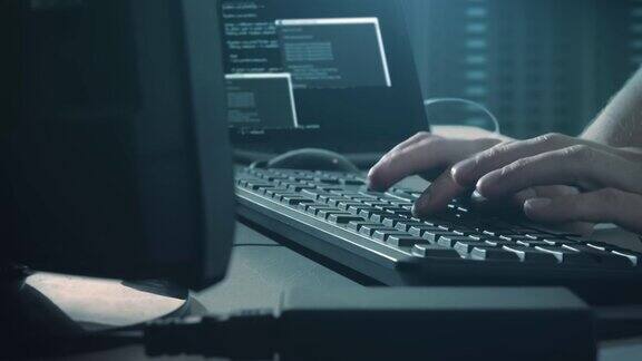 计算机黑客在服务器室编码