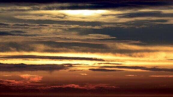 黄昏时天空和大海是橙色和金色的动态的云