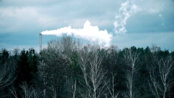 偏远地区工业厂房管道烟雾浓重自然污染严重