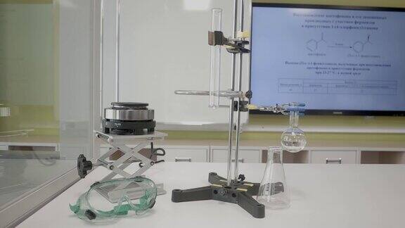 白色桌子上的化学实验装置烧瓶试管三脚架化学室设备
