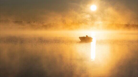 雾湖上的日出