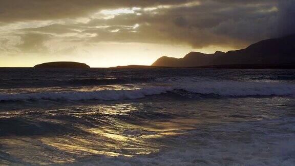 日落时分阿基尔岛的龙骨湾