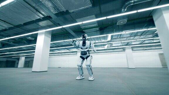 白色机器人独自跳舞特写