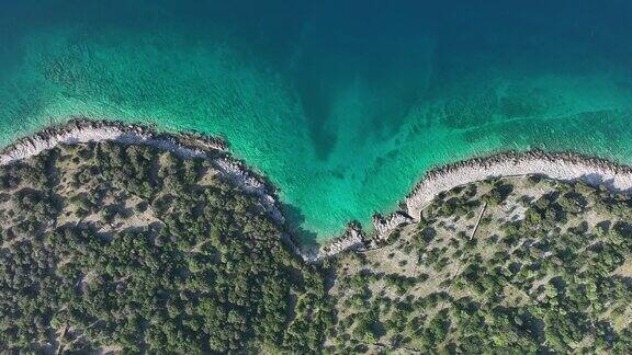 克罗地亚海岸线和岛屿的空中无人机视图清澈的海水和郁郁葱葱的绿色植被