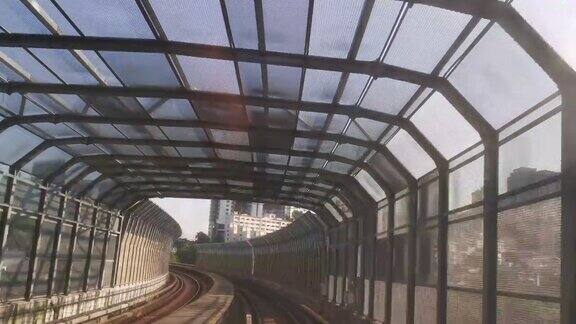在吉隆坡白天通过智能手机拍摄的地铁单轨列车的视频