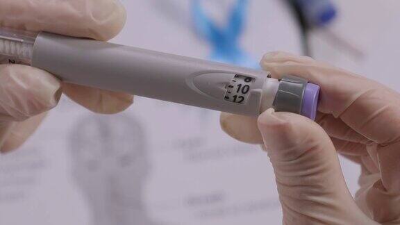 一个戴着医用手套的医生在胰岛素笔上拨正确的剂量