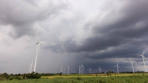 风力涡轮机农场的暴风雨云