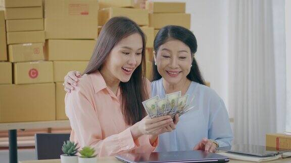 一名年轻女子和她的母亲从网上做生意赚钱母亲和儿子做收支表
